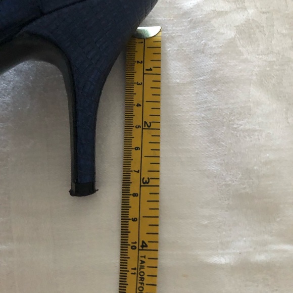 Size 7, dark blue sling back dress shoe by BCBG - Picture 6 of 6